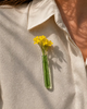 Groene bloemenbroche van Muurbloempjes (C) als planthanger, zichtbaar aan een plant bevestigd